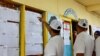 Des électeurs cherchent leurs noms sur des listes électorales à Abidjan, Cote d'Ivoire le 29 avril 2018 