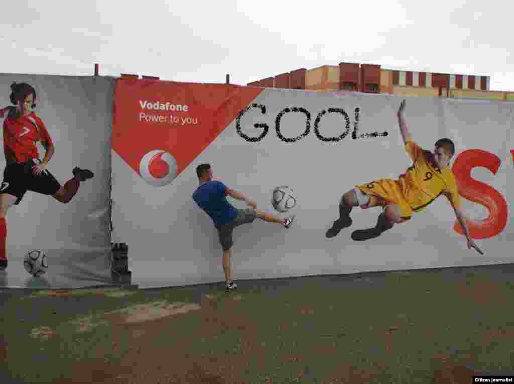 #BoteroriVOA Une e shenova golin tim! Kjo foto eshte bere prane nje banderi te vendosur nga kompania Vodafone ne qytetin e Kukesit ne vigjilje te Kampionatit Boteror! Foto: Artur Kurtalari 324 Likes