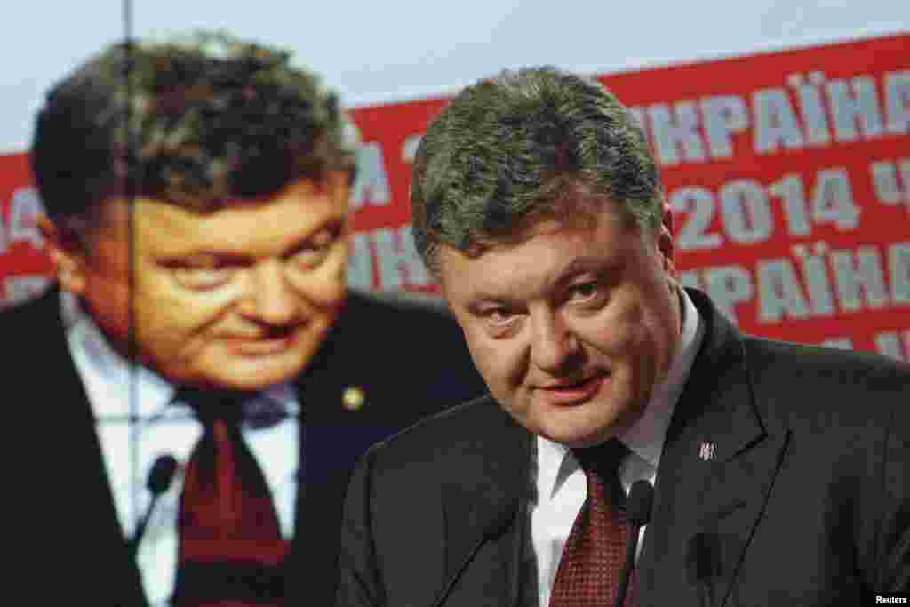 Ukraine&#39;s President Petro Poroshenko talks to the media during a news briefing in Kyiv, Oct. 26, 2014. 