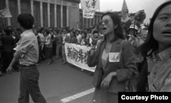 1989年4月27日来自各行各业的数百万学生和平民参加了游行。