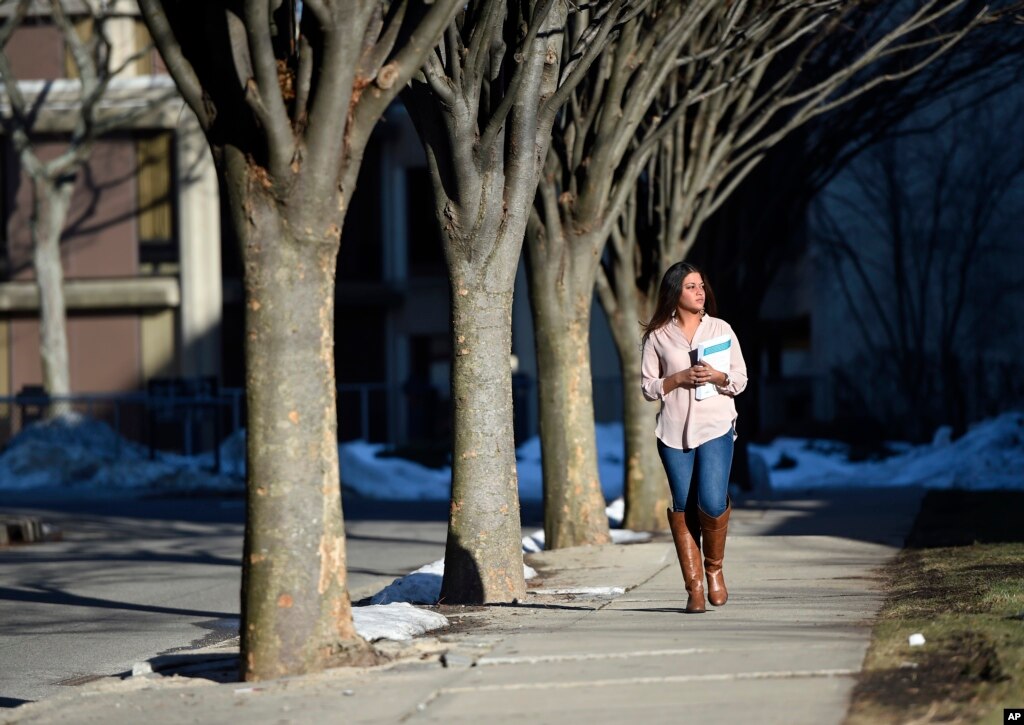Study: Many US Community College Students Lack Food, Shelter - Voice of America