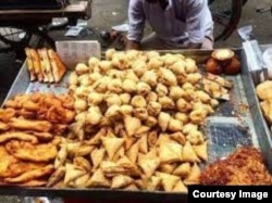 Makanan yang dijajakan di pinggir jalan di Dhaka, Bangladesh (foto: ilustrasi).