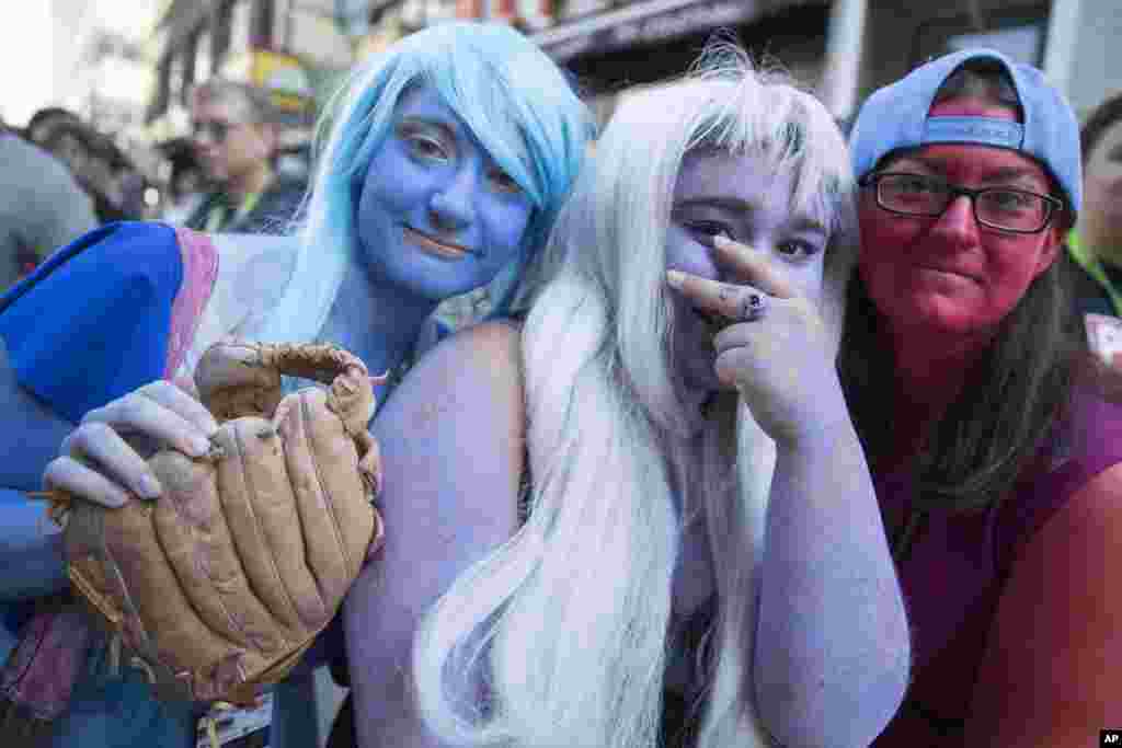 Comic Con fans, dressed as Crystal Gems from &quot;Steven Universe,&quot; pose for a photo, in New York. Comic Con runs through Oct. 9.