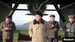 Pemimpin Korea Utara Kim Jong-un di Pusat Antariksa Sohae di Cholsan, provinsi Pyongan Utara, untuk mengawasi pengujian mesin baru bagi sebuah rudal balistik antarbenua dalam foto yang tidak diketahui tanggalnya ini.
