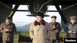 김정은(가운데) 북한 국무위원장이 평안북도 철산군 서해위성발사장에서 현지지도하고 있다. (자료사진)