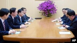سرپرستی هیات اعزامی کره جنوبی به پیونگ یانگ را «چانگ اویی یانگ» (نفر سوم از چپ) مشاور امنیت ملی رئیس جمهوری آن کشور برعهده دارد.