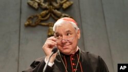 Kardinal Ludwig Mueller, pemimpin Kongregasi Doctrine of the Faith, dalam sebuah konferensi pers di Vatikan, 25 Oktober 2016 (foto: AP Photo/Alessandra Tarantino)