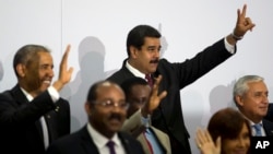 ປະທານາທິບໍດີ ເວເນຊູເອລາ ທ່ານ Nicolas Maduro (ກາງເທິງ) ຊູສອງນິ້ວ ສັນຍາລັກຂອງໄຊຊະນະ ໃນລະຫວ່າງ ກອງປະຊຸມສຸດຍອດ ບັນດາກຸ່ມ 7 ປະເທດ ໃນທະວີບ ອາເມຣິກາ ຢູ່ໃນນະຄອນຫລວງ Panama City, ປະເທດ Panama, ວັນທີ 11 ເມສາ 2015.