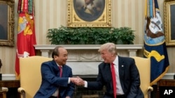도널드 트럼프 대통령(오른쪽)이 31일 백악관에서 응우엔 쑤언 푹 베트남 총리와 정상회담을 가졌다.