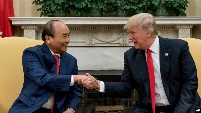 Thủ tướng Việt Nam Nguyễn Xuân Phúc trong cuộc gặp với ông Trump tại Nhà Trắng hôm 31/5.