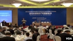 骆家辉大使在北京举行2013大使知识产权圆桌会议 (美国之音东方拍摄）
