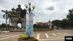 Cờ ASEAN ở Patuxai, một đài tưởng niệm chiến tranh ở Vientiane.