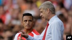 Manajer Arsenal, Arsene Wenger (kanan), memberi instruksi pada Alexis Sanchez pada sebuah pertandingan. (AP/Matt Dunham)