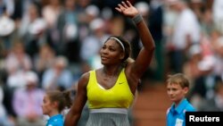 Serena Williams se mantiene como número uno del mundo tras victoria frente a Alize Lim.