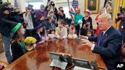 Президент Трамп спілкується з діточками в Овальному кабінеті