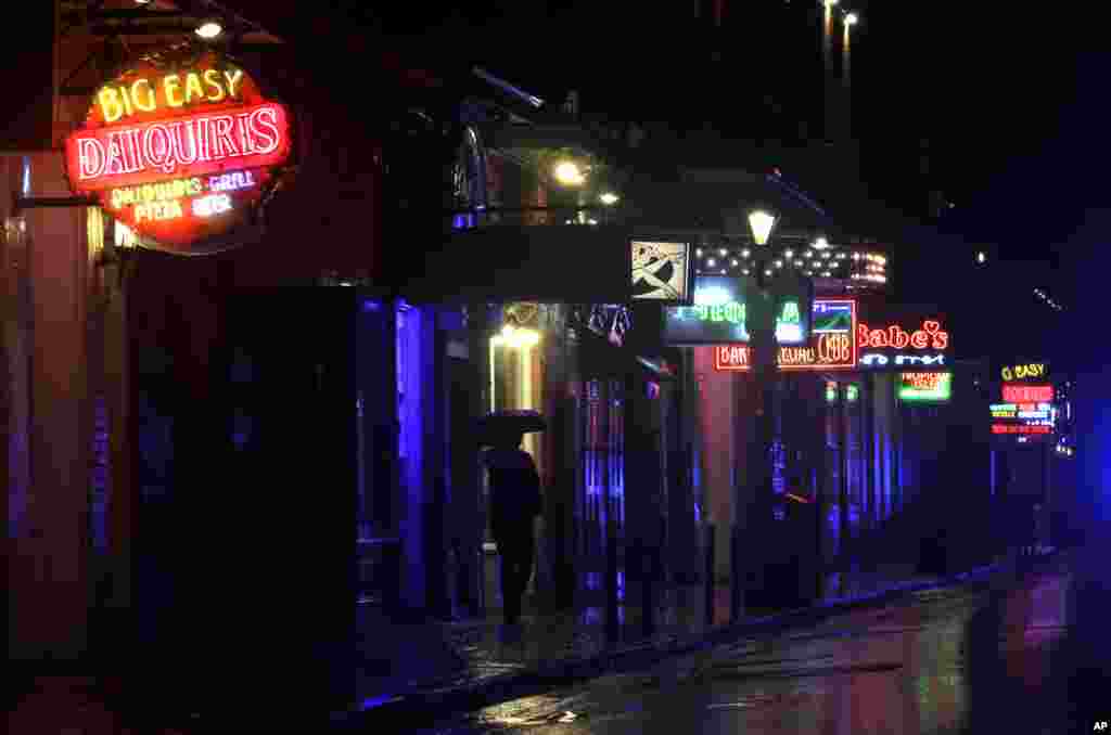 Bourbon Street en una noche de lluvia. 
