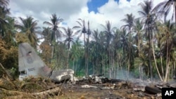 Mabaki ya ndege ya jeshi la Ufilipino C-130 Hercules. (Joint Task Force-Sulu via AP).