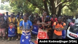 Un groupe folklorique exhibe des pas de danse lors du lancement de la campagne de la distribution des moustiquaires dans la région du Mandoul au Sud du Tchad, 21 février 2017. (VOA/André Kodmadjingar)