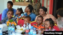 Wanafunzi wa Lucky Vincent wakiwa na wazazi wao baada ya kuwasili kutoka Marekani walipokuwa wanapatiwa matibabu.
