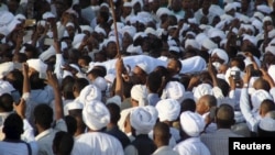 La foule porte la dépouille du leader islamiste Hassan al-Tourabi, le 6 mars 2016 à Khartoum. (REUTERS/Mohamed Nureldin Abdallah)