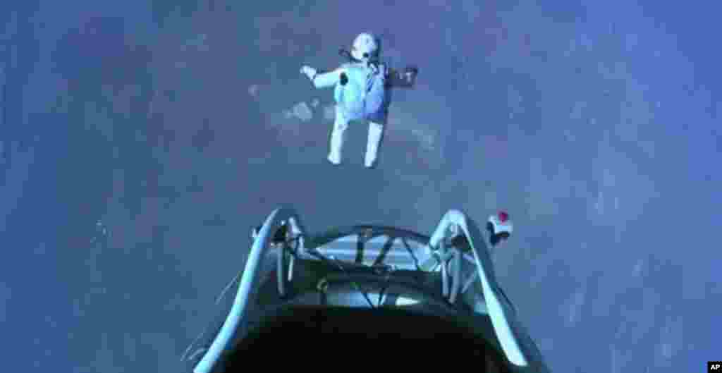 Um salto lá de cima, 39 KMS sobre a terra, levou Felix Baumgartner de uma cabine içada num balão ao deserto do Novo México, nos EUA