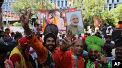 지난달 23일, 인도 뭄바이의 '인도국민당(BJP)' 사무실 앞에서 지지자들이 총선 개표 결과를 확인한 후 환호하고 있다. 
