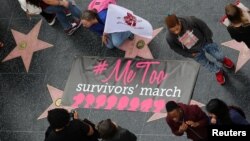 Mujeres se manifiestan en favor de sobrevivientes de acoso sexual en Hollywood, California.