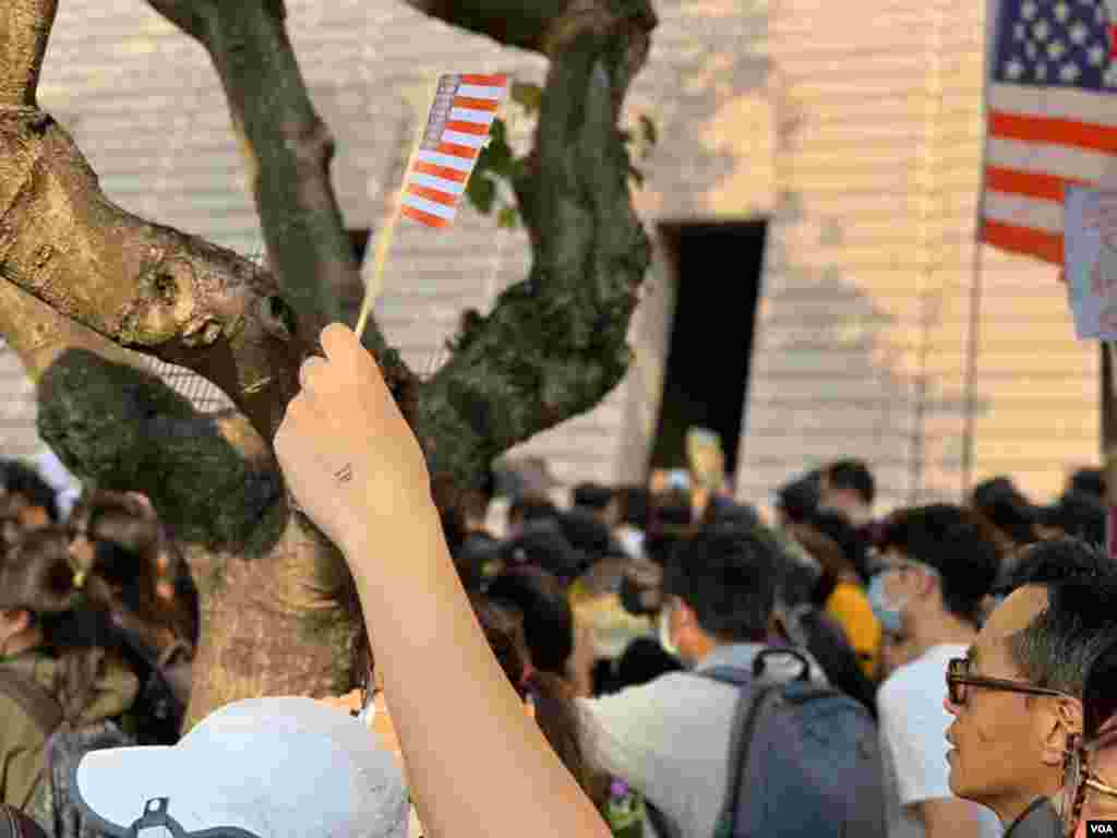 تشکر مردم هنگ &zwnj;کنگ از آمریکا برای حمایت از معترضان و دموکراسی&zwnj;خواهان با حضور در مقابل کنسولگری ایالات متحده در هنگ&zwnj;کنگ