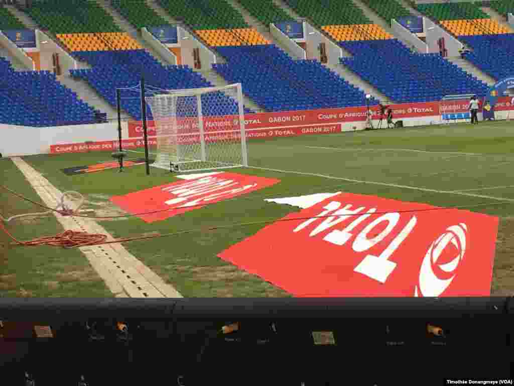 Les derniers préparatifs sont mis en place au stade d'Oyem, au Gabon, le 25 janvier 2017. (VOA/Timothée Donangmaye)