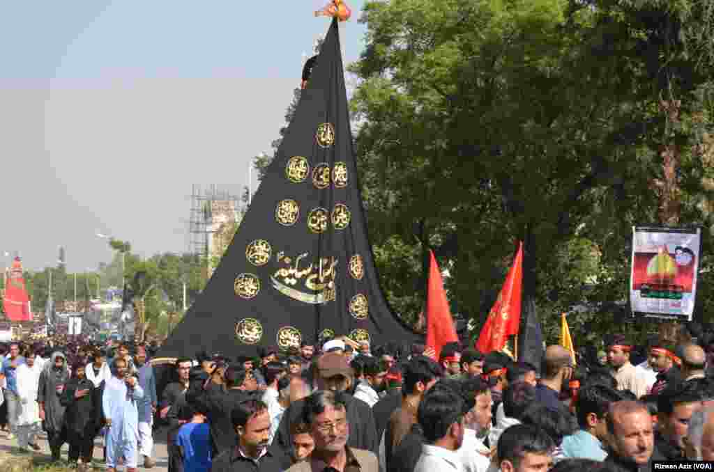 اسلام آباد کے ماتمی جلوس کی گزرگاہوں کی جانب جانے والے تمام راستوں کو خاردار تاروں، اور دیگر رکاوٹوں کے ذریعے سیل کیا گیا ہے۔