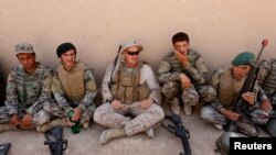 အမေရိကန် မရိမ်းတပ်သားတယောက်နဲ့ အာဖဂန် အမျိုးသားတပ်မတော်စစ်သည်များ သင်တန်းကာလအတွင်း စကားစမြည်