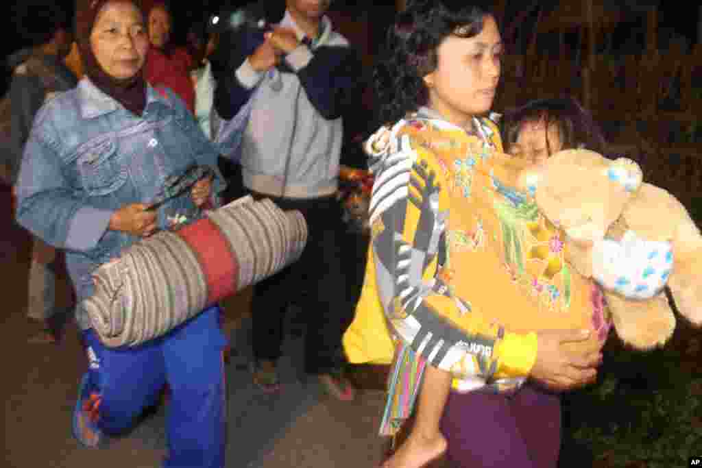 تخلیه ساکنان دامنه کوه کلود در منطقه پرجمعیت شرق جاوه - تقریباً یکصدهزار نفر قبل از آتشفشان و در جریان آن از منطقه تخلیه شدند - ۱۴ فوریه ۲۰۱۴