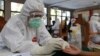 Arhiva - Zdravstvena radnica obrađuje test na prisustvo antitela protiv koronavirusa, u Baliju, Indonezija, 11. septembra 2020. (AP Photo/Firdia Lisnawati)