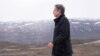 Во время визита в Гренландию госсекретарь посетил смотровую площадку с видом на горы рядом с Кангерлуссуаком. 