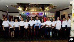 សមាជិក​នៃគណៈ​កម្មការ​មូល​និធិ​ខ្មែរ​ជួយ​ខ្មែរ​។