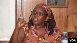 Makerere University Researcher Stella Nyanzi defending her case before the Buganda Road Court Magistrate in Uganda, April 10, 2017, saying she is not guilty.