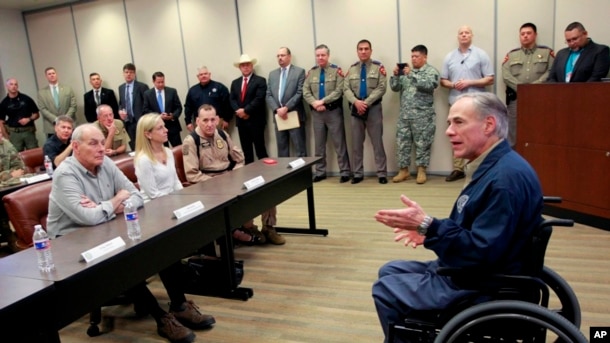 El gobernador Greg Abbott y el secretario de Seguridad Nacional John Kelly, durante la reunión informativa sobre seguridad fronteriza en la sede regional del Departamento de Seguridad Pública de Texas en Weslaco, Texas.