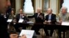 Wapres AS Mike Pence (tengah) dan Menteri Kesehatan AS Tom Price (kedua dari kanan) membahas isu asuransi layanan kesehatan dengan organisasi-organisasi konservatif di Washington DC (10/3) lalu. 