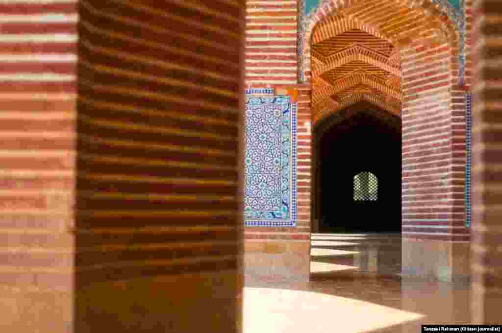 مسجد کو اس فن سے تعمیر کیا گیا ہے کہ خطیب کی آواز بغیر کسی صوتی آلے کے ہر کونے میں سُنائی دیتی ہے