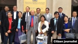 အမေရိကန်ပြည်ထောင်စုကို ရွေးကောက်ပွဲ လေ့လာရေးခရီးရောက်ရှိလာခဲ့ကြသော မြန်မာ လွှတ်တော်ကိုယ်စားလှယ်များ ဗွီအိုအေရုံးရှေ့မှာ အမှတ်တရ။