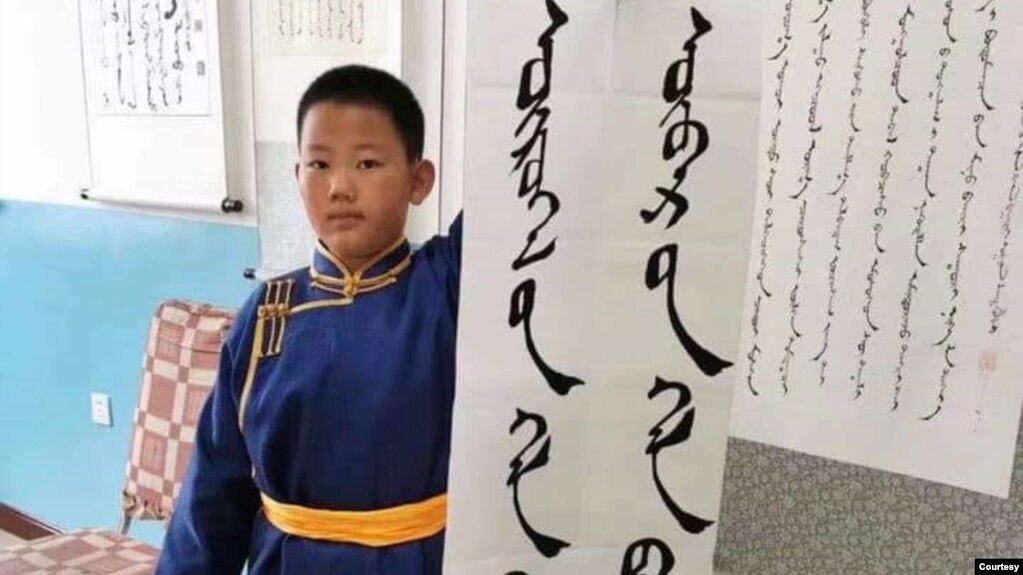 8月20日，内蒙古一名小学生手持“外语是工具，母语是灵魂”的标语，抗议当地教育部门将以汉语替代蒙语的“双语教学”计划。（照片由SMHRIC提供）
