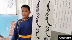 8月20日，内蒙古一名小学生手持“外语是工具，母语是灵魂”的标语，抗议当地教育部门将以汉语替代蒙语的“双语教学”计划。（照片由SMHRIC提供）