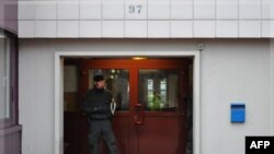 Terör zanlısı Halil S.'nin yakalandığı binanın girişinde nöbet tutan Alman polisi