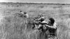 Les soldats de la MPLA s'entraînent dans un champ en 1976, en Angola. 