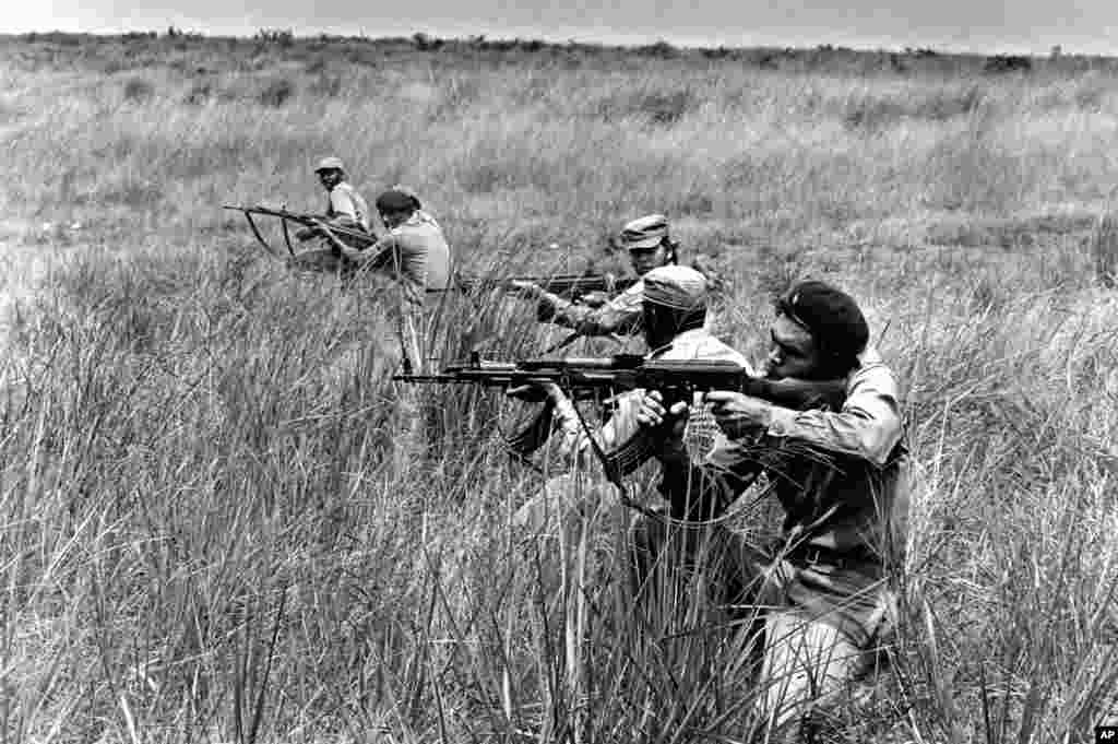 Soldados do MPLA e cubanos fazem treinamento militar em Fevereiro de 1976