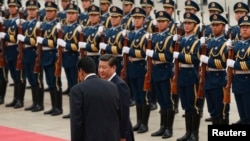 Chinese President Xi Jinping inspects an honor guard with Venezuelan President Nicolas Maduro (L) at a welcoming ceremony outside the Great Hall of the People in Beijing, Sept. 22, 2013.