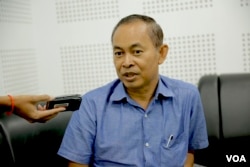 Yi Soksan, senior investigator for local human rights group Adhoc, is seen speaking at VOD's studio, in Phnom Penh, Sept. 11, 2019. (Tum Malis/VOA Khmer)