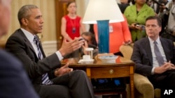 바락 오바마 미국 대통령(왼쪽)이 13일 올랜도 총격 사건 수사에 대한 보고를 받은 뒤 백악관 집무실에서 기자회견을 하고 있다.