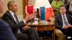 Le président Barack Obama, à gauche, donne une conférence de presse dans le bureau oval de la Maison-Blanche à Washington, le 13 juin 2016 après le briefing sur l’enquête menée pat le directeur du FBI James Comey, à droite.