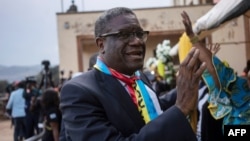 Le Dr Denis Mukwege, s’adresse à la foule à son retour à Bukavu en RDC, le 27 décembre 2018. (Photo by Fredrik Lerneryd / AFP)